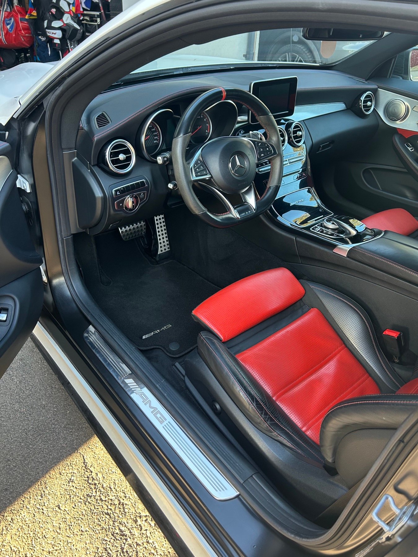 Puhdistettu Mercedes-AMG:n musta ja punainen sisusta
