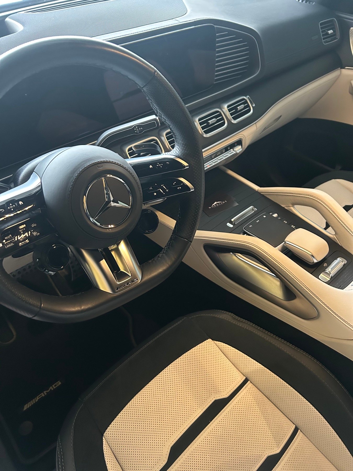 Viimeistelty Mercedes-AMG:n vaalea nahkasisusta