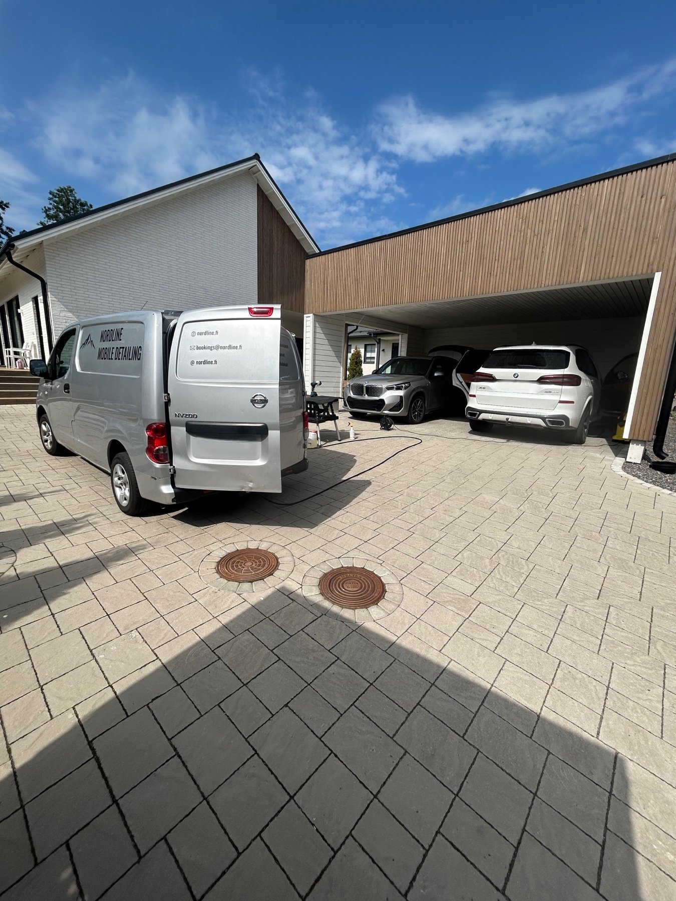 Nordline Detailingin työauto ja kaksi asiakkaan autoa detailing-työn aikana